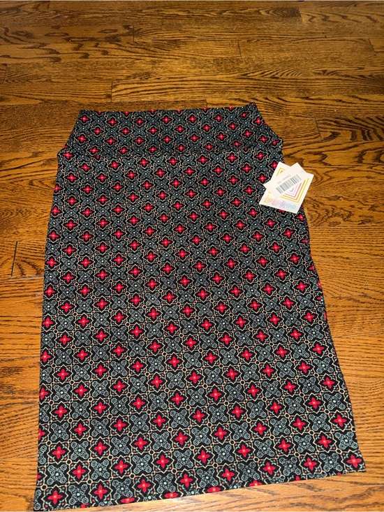 LuLaRoe Dresses & Skirts - LuLaRoe Black and Red Patterned Pencil Skirt